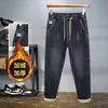 Novas calças casuais de outono e inverno, cintura elástica moderna, forradas com fleece, jeans de brim espessado, calças de algodão masculinas soltas stretch slim-fit