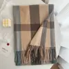 2026 Novo Estilo Coreano Lenço Xadrez para Casal Atacado Fabricante em Estoque Inverno Estilo Japonês Cachecol/Xale de Faux Cashmere para Mulheres