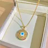Collar con colgante ojo geométrico redondo europeo y americano transfronterizo con diamantes de colores microincrustados, cadena para la clavícula de estilo lujo ligero de nicho para mujer, sensación de alta gama