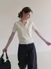 Polo retro clásico blanco, nuevo estilo primavera-verano, adecuado para figuras petite, con diseño de hombro recto, versátil y elegante, top de punto de manga corta