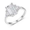 Anillo de Plata S925 Chapado en Oro con Esmeralda Rectangular como Piedra Principal y Moissanita para Mujer, Lujo Accesible y Elegante para Aniversario de Boda