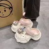 Zuecos de Muñeca de Dibujos Animados Lindos para Mujer 2025 Primavera/Verano Nuevo Estilo Moda Petite Exterior Doble Uso Plataforma Zapatillas de Suela Gruesa