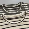 Camiseta Nueva de Primavera de Manga Corta para Mujer, Estilo Rayado Vintage de Gamuza Delicada, Cuello Redondo, Holgada, Versátil, Casual, Top que Reduce la Edad