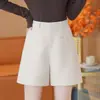 Shorts de lã femininos outono inverno roupa externa cintura alta 2026 novo estilo europeu emagrecedor corte A camada base shorts de perna larga combinar com botas