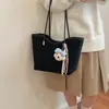 Bolso tote de asa larga para el día a día, moderno y elegante, gran capacidad, diseño simple para uso diario, bolso de hombro con un dije, bolso de mujer de moda