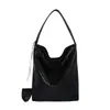 Bolso tipo cubo de moda nuevo para el verano 2026, gran capacidad, estilo relajado, bolso de hombro versátil para el día a día, bolso de axila para mujer