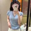 Camiseta de punto de seda helada amarilla con cuello en V y botones de colores de manga corta para mujer, estilo fino de verano, elegante, adelgazante, única, exquisita, hermoso suéter