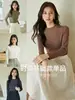 Camisa base de seda ecológica con cuello semi-alto personalizado para mujer, corte ajustado y fina, adecuada para otoño e invierno, se puede usar como capa interior con un top de cuello alto o como capa exterior con una camiseta de manga larga