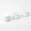 La fábrica fuente tiene un gran stock de frascos redondos de vidrio blanco cerámico de 5 ml para crema de ojos y frascos para muestras cosméticas
