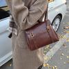 Bolsa tote de grande capacidade, estilo retrô europeu e americano, moderna, para carregar na mão, 2025, nova bolsa feminina retrô simples de ombro único, para axila