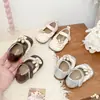 Sapatilhas de desenho animado fofas e doces com tema de coelho para meninas, nova coleção primavera/outono 2026, sola macia, estilo princesa, com acabamento em renda, versátil e fácil de combinar
