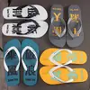 Nuevas chanclas para hombre, pantuflas antideslizantes y resistentes al desgaste para interiores, zapatos planos simples para exteriores para bañarse, zapatos de playa modernos de verano
