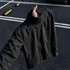 Jaqueta Venom Preta Desconstruída com Gola Alta Masculina Outono Estilo Americano Três-Resistente Soft Shell Jaqueta de Montanhismo Ombro Raglã Jaqueta Piloto