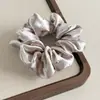 Goma para el pelo fruncida con textura de satén perlado brillante para mujer, estilo coreano, tacto de alta gama, adecuada para coletas y como accesorio para el cabello