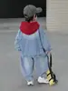 Conjunto de Três Peças Jeans para Meninos Primavera e Outono, Roupa Streetwear Cool e Moderna Estilo Coreano para Crianças, Roupas de Bebê da Moda para Exportação