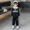 Conjunto de Moletom para Meninos, Novo Estilo Primavera e Outono 2026, Roupa de Outono Cool e Estilosa para Bebê, Conjunto de Duas Peças Esportivo da Moda