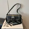 Bolso de Hombro Único Estilo Chica Picante Dulce y Fresca para Motociclista para Mujer, Nuevo Modelo Primavera 2026, Bolso de Mano y Bolso Cruzado Personalizado de Moda con Tachuelas