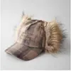 Gorro Lei Feng de Felpa con Bordado de Letras a Cuadros Otoño e Invierno de Doble Uso para Hombres y Mujeres, Moderno y a la Moda, Cálido y Protege los Oídos, Hace que el Rostro se Vea Más Pequeño