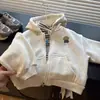 Jaqueta infantil com forro de fleece 2026 nova estilosa com capuz de desenho animado cardigã jaqueta de fleece para meninas bebê top casual