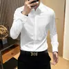 Elegante, estiloso e sem esforço cool, esta camisa de manga longa business casual sem costura, resistente a rugas e elástica é uma escolha perfeita para o vestuário casual masculino.