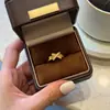 Novo Anel de Dedo com Ponto de Diamante em Ouro de Areia Vietnamita para Mulheres com Letra X, Anel de Design de Nicho de Luxo Leve para Mulheres