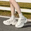 Zapatos de agujeros de suela gruesa para mujer para usar como calzado exterior en el verano de 2025, nuevas chanclas de playa antideslizantes con punta cerrada y sandalias 'daddy' elevadas para mujer