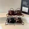 Bolsa Pequeña Retro Escarchada para Mujer 2025 Nuevo Estilo Bufanda de Seda Bolso de Mano Kelly Bolso Cruzado Elegante de Gamuza para Otoño e Invierno