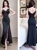 Vestido de Noite Preto com Gola Halter Ombro a Ombro Estilo Novo 2026 com Fenda Alta de Cor Contrastante Vestido Longo Sereia Adequado para Uso Diário para Mulheres