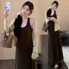 Nova roupa de maternidade para o outono: conjunto de duas peças com um vestido colete cor de café, modelador e que esconde a barriga, com uma saia longa fluida e um cardigã