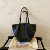 2026 Nova Bolsa Tote Feminina Estilo Coreano Embossada Grande Capacidade Ombro Bolsa de Mão Retro Versátil para o Dia a Dia Bolsa Cesta de Legumes