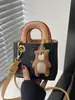 2026 Nuevo Modelo Bolso de Mujer para Comercio Exterior con Estampado de Oso Lindo, Bolso de Mano Cuadrado Pequeño, Bolso Cruzado de Hombro para Mujer Estilo Coreano