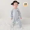 Novo macacão de seda para primavera e outono para bebês, com design ombro a ombro, mangas compridas, estilo pullover e pode ser usado como roupa de engatinhar, pijama ou body.