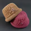 Conjunto de Chapéu e Cachecol de Inverno para Mulheres de Meia-Idade e Idosas, Forrado com Lã Sintética, Espessado, Quente, Chapéu de Lã Tricotado, Chapéu Bucket Feminino à Prova de Frio