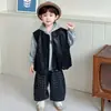 Conjunto de Outono para Meninos 2026 Novo Lindo Estiloso Roupa Infantil Moletom de Manga Longa Estilo Outono Colete de Couro para Meninos Conjunto de Três Peças