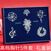 Broche com Toque de Luxo, Luxo Leve, Caixa de Presente com Broche para Uso Semanal, Broche Anti-Exposição de Peito de Luxo, Presente de Dia Nacional para Meninas