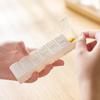 Fornecimento direto da fábrica 7 dias por semana Caixa de remédios sub-embalada branca em Braille caixa de remédios de plástico com sub-compartimentos portátil caixa de armazenamento de pílulas