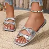Sandálias de dois tons dourado e prateado com laço duplo, sandálias femininas rasteirinhas de bico quadrado, para uso externo no verão, estilo delicado, sapatos de praia versáteis