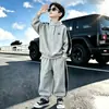 Nuevo Conjunto de Terciopelo Plus para Niños Otoño e Invierno 2025 Nuevo de Moda Mediano y Grande para Niños Travieso Fresco Ropa Casual Cuello Alto para Niños de Moda