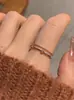 Anel Exquisito de Zircônia para Mulheres, Anel Aberto de Luxo Leve, Design de Nicho, Anel de Dedo Indicador de Camada Dupla, Anel Liso Minimalista de Alta Qualidade