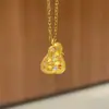 Colar de Pera Brilhante Estilo Luxo Leve para Mulheres, Moderno e Compacto, Design Escovado com Cravação de Diamantes, Colar Dinâmico de Frutas com Pingente