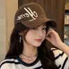 Gorra de Béisbol Bordada con Letra para Mujer Primavera Verano Versátil Ala Ancha Gorra Pico Ancho Circunferencia de Cabeza Grande Hace que la Cara se Vea Más Pequeña Estilo Coreano Sombrero