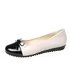 Zapatos planos de sitio independiente transfronterizo europeo y americano, zapatos casuales populares para mujer de suela blanda con colores contrastantes, punta redonda, venta al por mayor, tallas grandes
