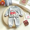 Conjunto infantil com forro de fleece 2026 novo outono e inverno estiloso desenho animado infantil moletom solto e calça jogger conjunto de duas peças atacado