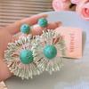 Aretes de isla hechos a mano de girasol de rafia y pasto, aretes de flores grandes exagerados de personalidad junto al mar, venta al por mayor de aretes