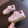 Tênis Casuais para Caminhada Infantil Outono Novo Estilo Sapatos Brancos com Velcro Infantil Decoração de Coração Tênis Esportivos Casuais Sapatos Individuais