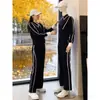 Nuevo Estilo Otoño e Invierno 2025 Exquisito Estilo Casual Sudadera Negra de Manga Larga con Cuello de Muñeca para Mujer con Rayas en Contraste y Moda de Alta Gama
