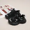 Zapatos deportivos para niños 2026 primavera y otoño estilo nuevo zapatos de papá malla transpirable zapatillas de correr para niñas zapatos casuales para niños pequeños zapatos de malla