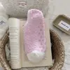 Meias curtas de fleece de coral que não soltam fiapos, meias antiderrapantes de silicone para chão, meias invisíveis de boca rasa femininas, espessadas para outono e inverno
