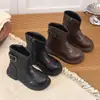 Botas Martin para meninas, coleção primavera/outono 2026, estilo britânico retrô, novas botinhas para meninas, botas de couro de cano médio para crianças, modernas e estilosas