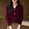 Suéter de Lã Simples e Elegante para Mulheres com Decoração de Fivela de Cobre, Gola Meio Aberta, Suéter de Tricô Falso Cardigan Peça Única para Camadas de Outono e Inverno